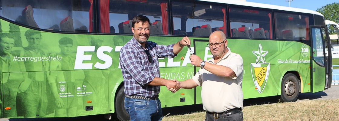 Município entregou autocarro ao Estrela Futebol Clube para que passe a ser seu património